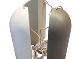 une photo d'une lampe à laquelle est attaché un cordon