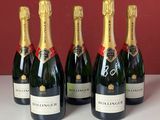 six bouteilles de champagne sont alignées sur un comptoir