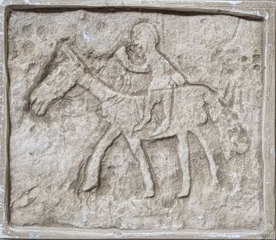 une image représentant un relief en pierre d'un homme à cheval
