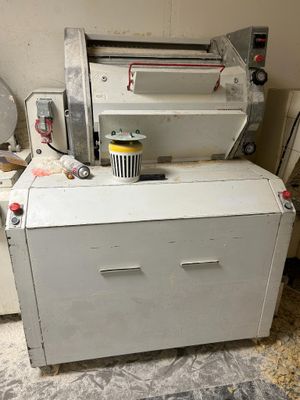 a machine that is sitting on the floor in a room