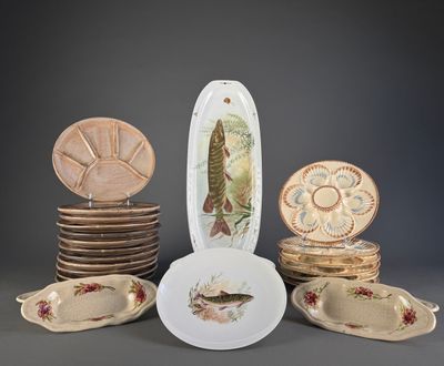 many plates and bowls that are sitting on a table