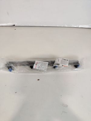 des toilettes blanches avec deux rouleaux de papier toilette à l'intérieur