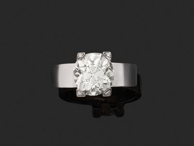 une bague sertie d'un seul diamant