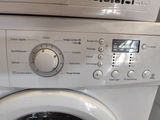 une photo d'une machine à laver et d'un sèche-linge dans une pièce