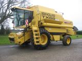 un combiné jaune garé sur le bord de la route