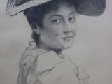 dessin au crayon représentant une femme coiffée d'un chapeau et d'une fleur dans les cheveux