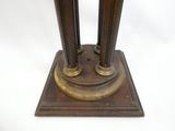 une horloge posée sur une table