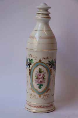 un vase blanc orné d'un motif floral