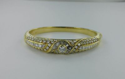 PIAGET. Bracelet rigide ouvrant or serti de brillants, diama…