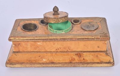 une petite boîte en bois avec un couvercle vert
