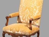 une image d'une chaise recouverte d'un tissu jaune et blanc, recouverte, recouverte, recouverte, recouverte
