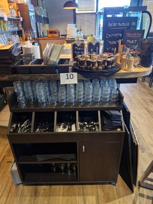une table sur laquelle sont posées de nombreuses bouteilles, dans un magasin