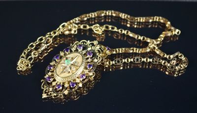 Gros plan sur un collier en or orné d'une croix