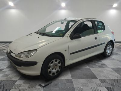 la photo d'une voiture blanche garée dans un garage