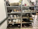 une étagère sur laquelle sont posés de nombreux plats et casseroles