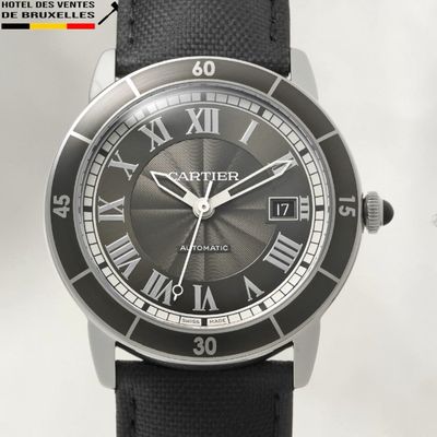 une image d'un gros plan d'une montre-bracelet avec des chiffres romains