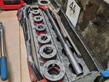 de nombreux outils posés sur une table dans un garage