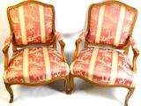 paire de chaises anciennes recouvertes de tissu rouge et doré, recouvertes de tissu, recouvertes de tissu, recouvertes de tissu, recouvertes de tissu, recouvertes de tissu, recouvertes de tissu, recouvertes de tissu
