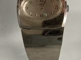 une montre en argent exposée sur une table