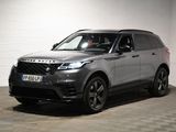 un Range Rover gris garé dans un garage au sol carrelé
