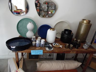 une table sur laquelle se trouvent de nombreux objets différents