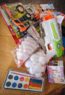 une table sur laquelle sont posés tout un tas de jouets et de fournitures
