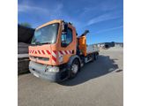un camion orange garé sur le parking