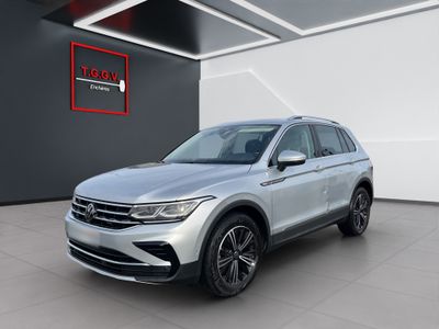 un SUV Volkswagen argenté garé dans un showroom