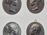 quatre médaillons en argent représentant des visages d'hommes et de femmes