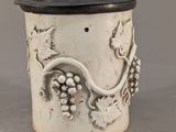 un vase blanc avec un couvercle noir orné d'un dragon