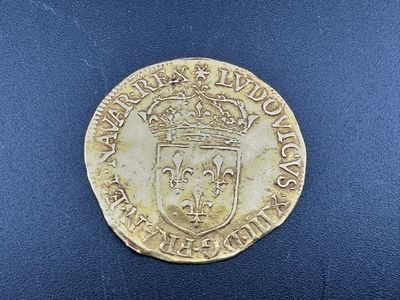 Gros plan sur une pièce d'or ornée d'une couronne