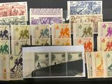 Les timbres sont exposés dans une vitrine posée sur la table.