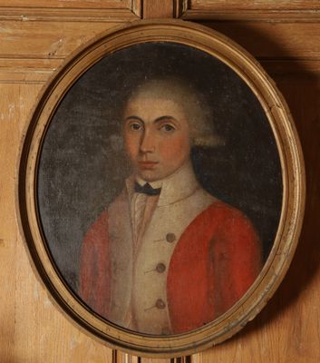portrait d'un homme vêtu d'un manteau rouge et d'une chemise blanche