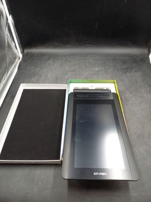 une tablette et un téléphone portable posés sur une table