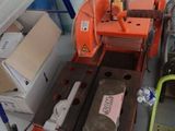 une machine posée à côté de quelques cartons
