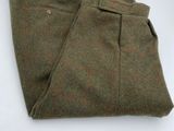pantalon en laine avec un motif à carreaux marron et rouge sur le bas
