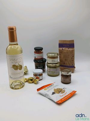 une bouteille de vin, un sachet de noix et un paquet de confitures
