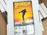 une boîte en carton sur laquelle est représenté un skateur