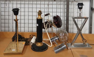 une table sur laquelle se trouvent de nombreux objets différents