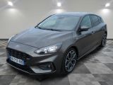 Une Ford Focus grise est garée sur un sol à damier