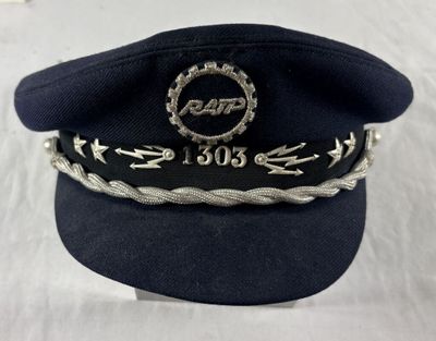 un chapeau orné d'un insigne, posé sur une table