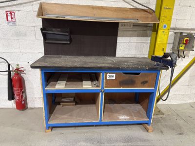 une image d'un établi dans un garage