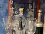 une vitrine en verre contenant de nombreux verres à vin