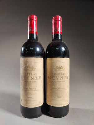 deux bouteilles de vin posées sur une table l'une à côté de l'autre