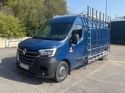 une camionnette bleue garée dans un parking