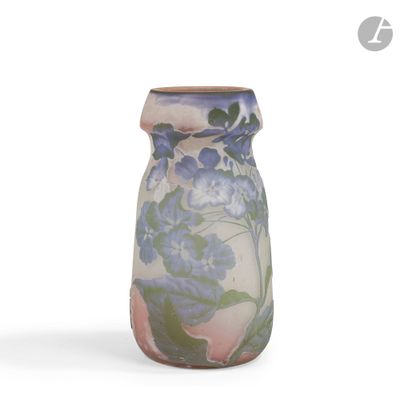 un vase avec un motif floral sur fond blanc