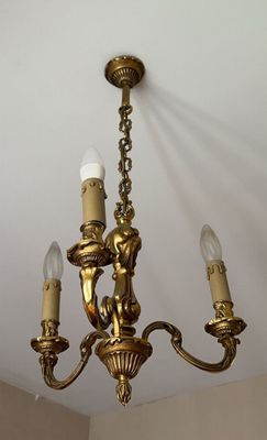 Lustre à trois bras en bronze doré à décor de godrons et enr…