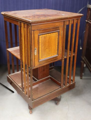 Bibliothèque tournante Anglaise en acajou et placage d’acajou à d...