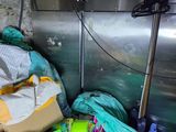 un tas d'ordures dans un coin d'une pièce