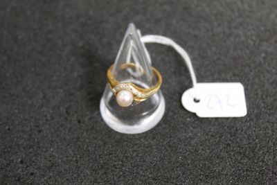 une bague posée dans un support en verre